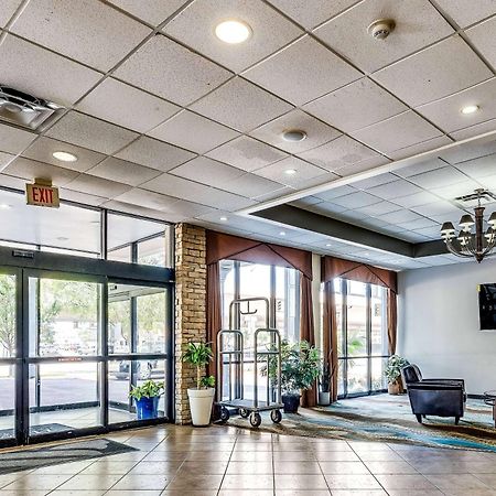 Wyndham Garden Wichita Downtown Hotel Екстериор снимка