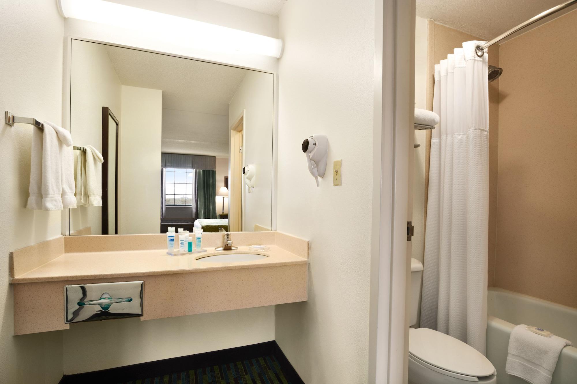 Wyndham Garden Wichita Downtown Hotel Екстериор снимка