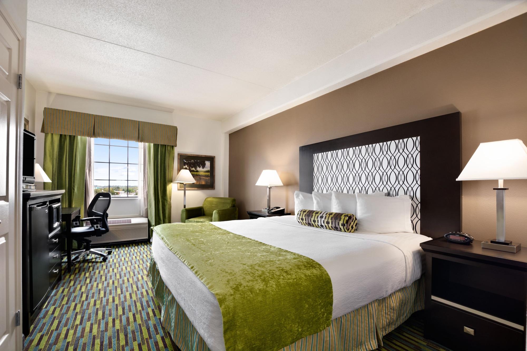 Wyndham Garden Wichita Downtown Hotel Екстериор снимка