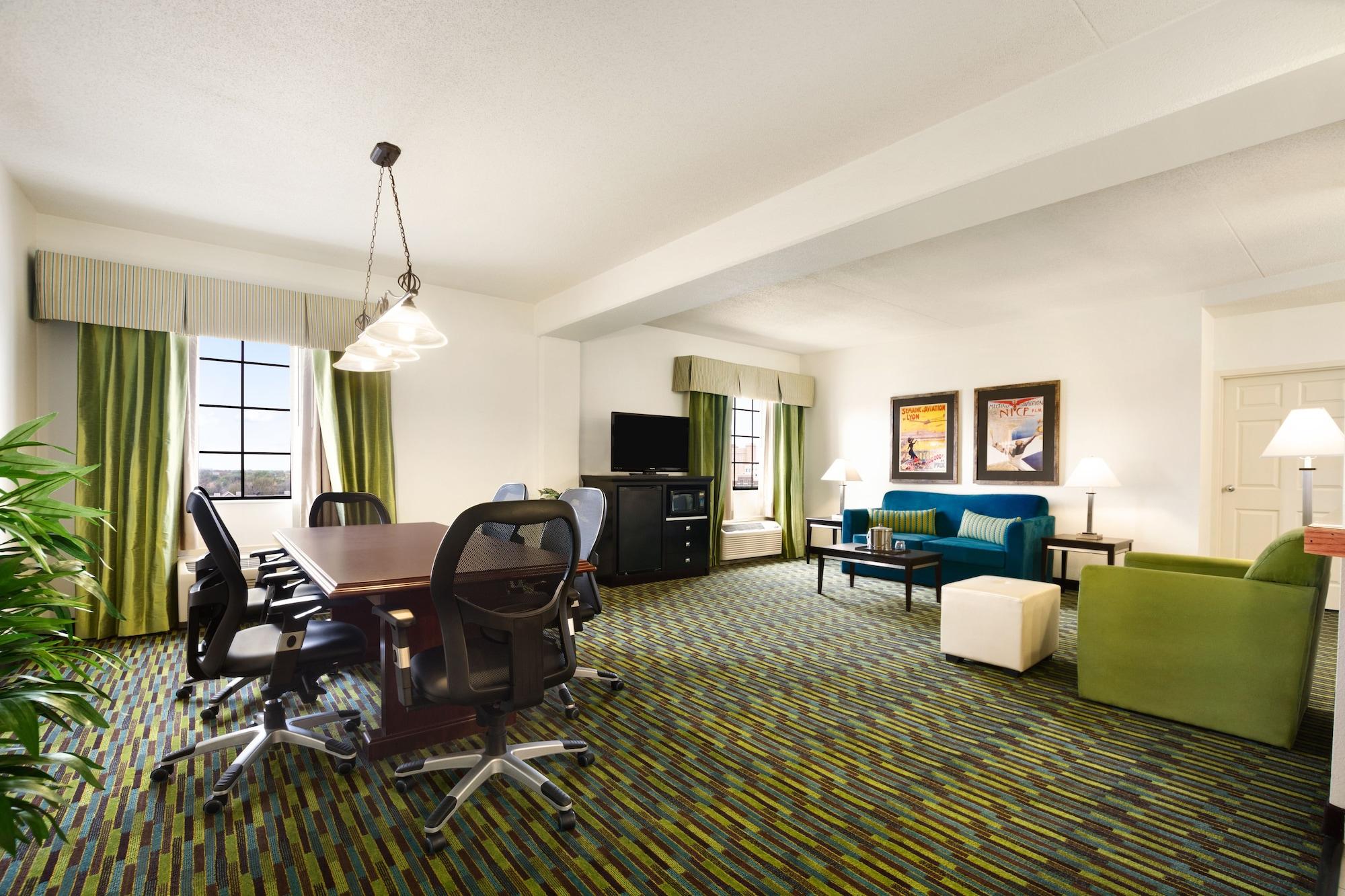 Wyndham Garden Wichita Downtown Hotel Екстериор снимка