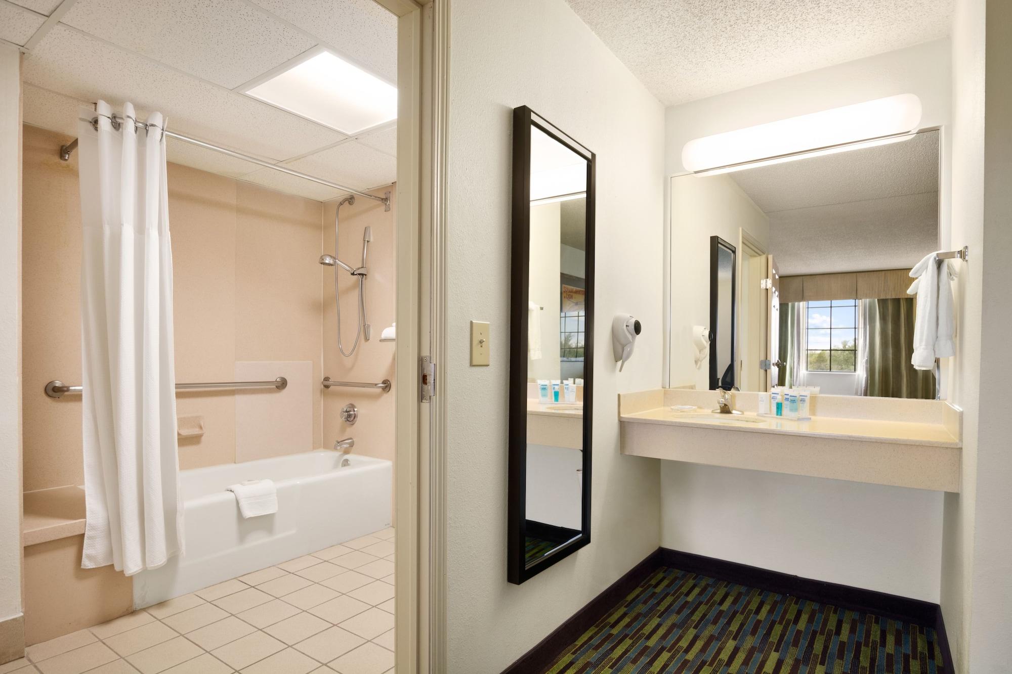 Wyndham Garden Wichita Downtown Hotel Екстериор снимка