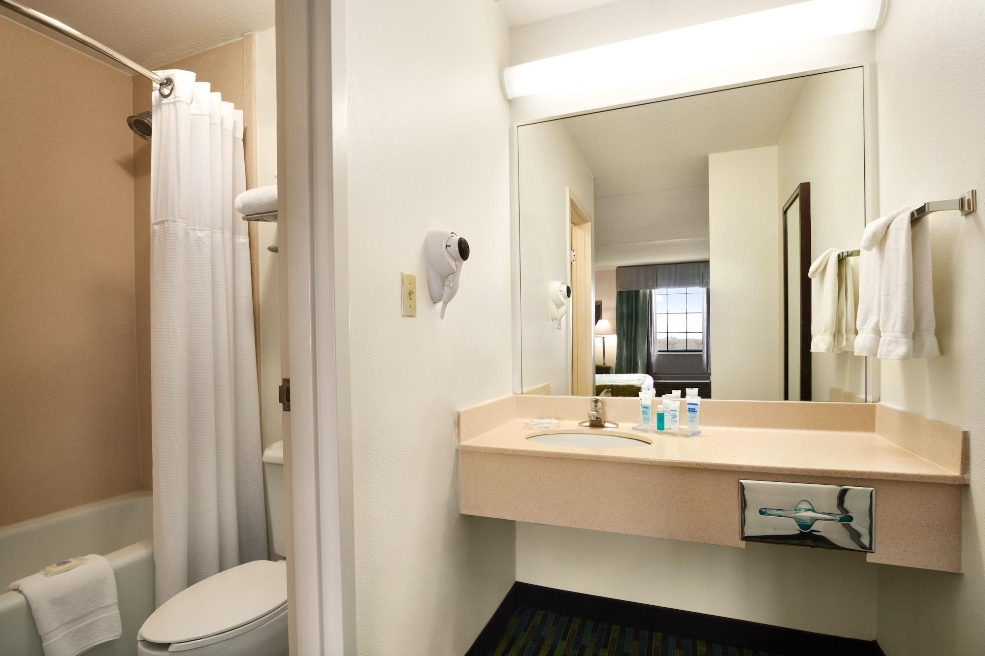 Wyndham Garden Wichita Downtown Hotel Екстериор снимка