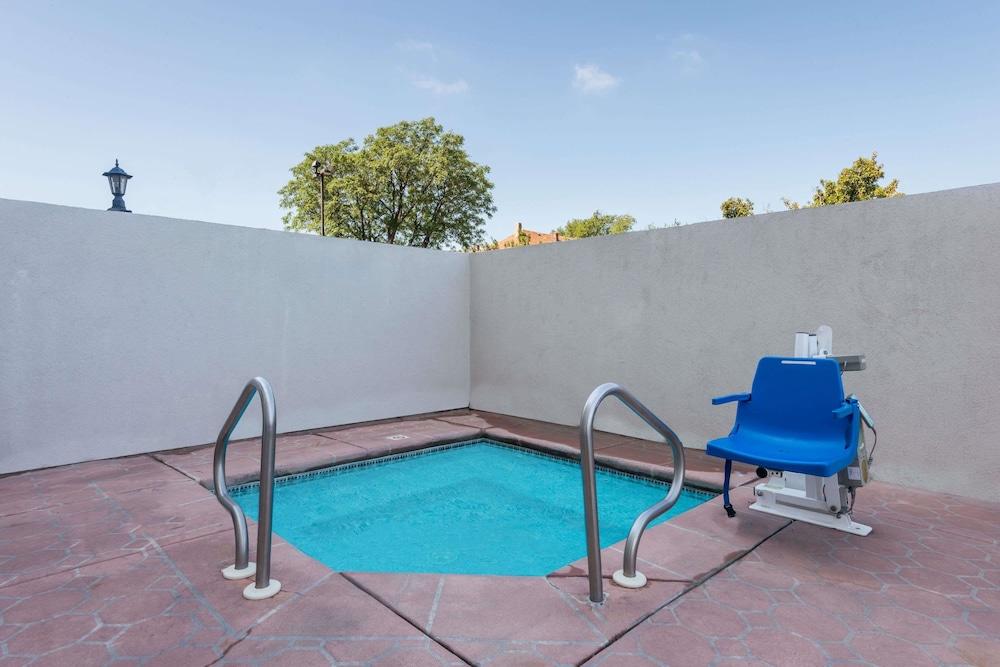 Wyndham Garden Wichita Downtown Hotel Екстериор снимка