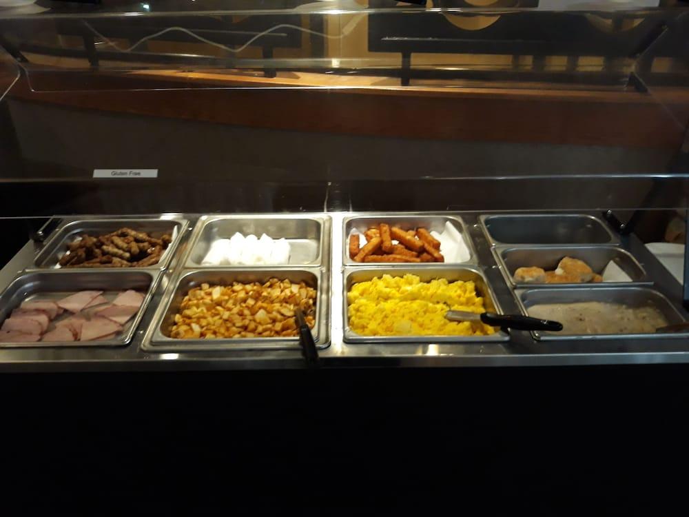 Wyndham Garden Wichita Downtown Hotel Екстериор снимка