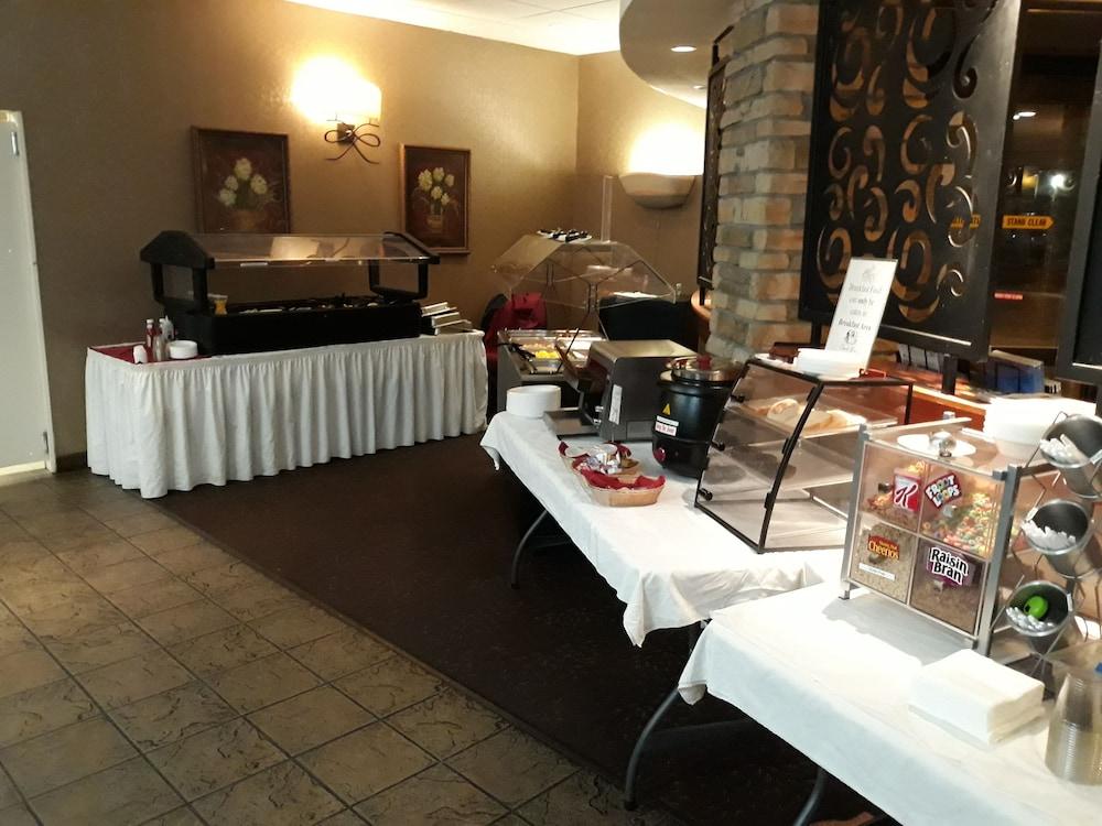 Wyndham Garden Wichita Downtown Hotel Екстериор снимка