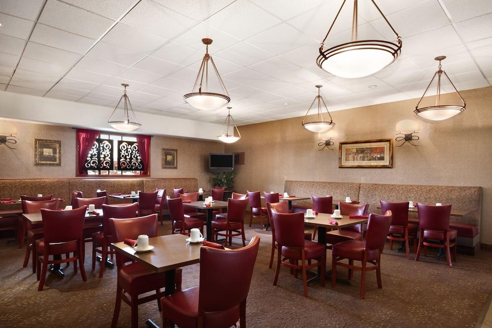 Wyndham Garden Wichita Downtown Hotel Екстериор снимка