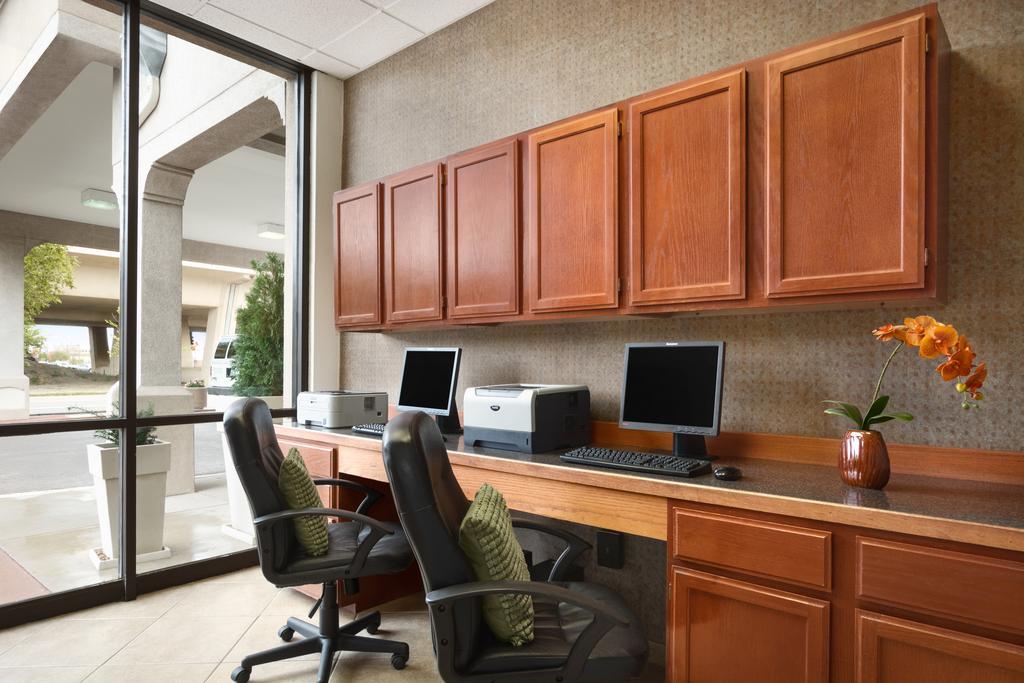 Wyndham Garden Wichita Downtown Hotel Екстериор снимка
