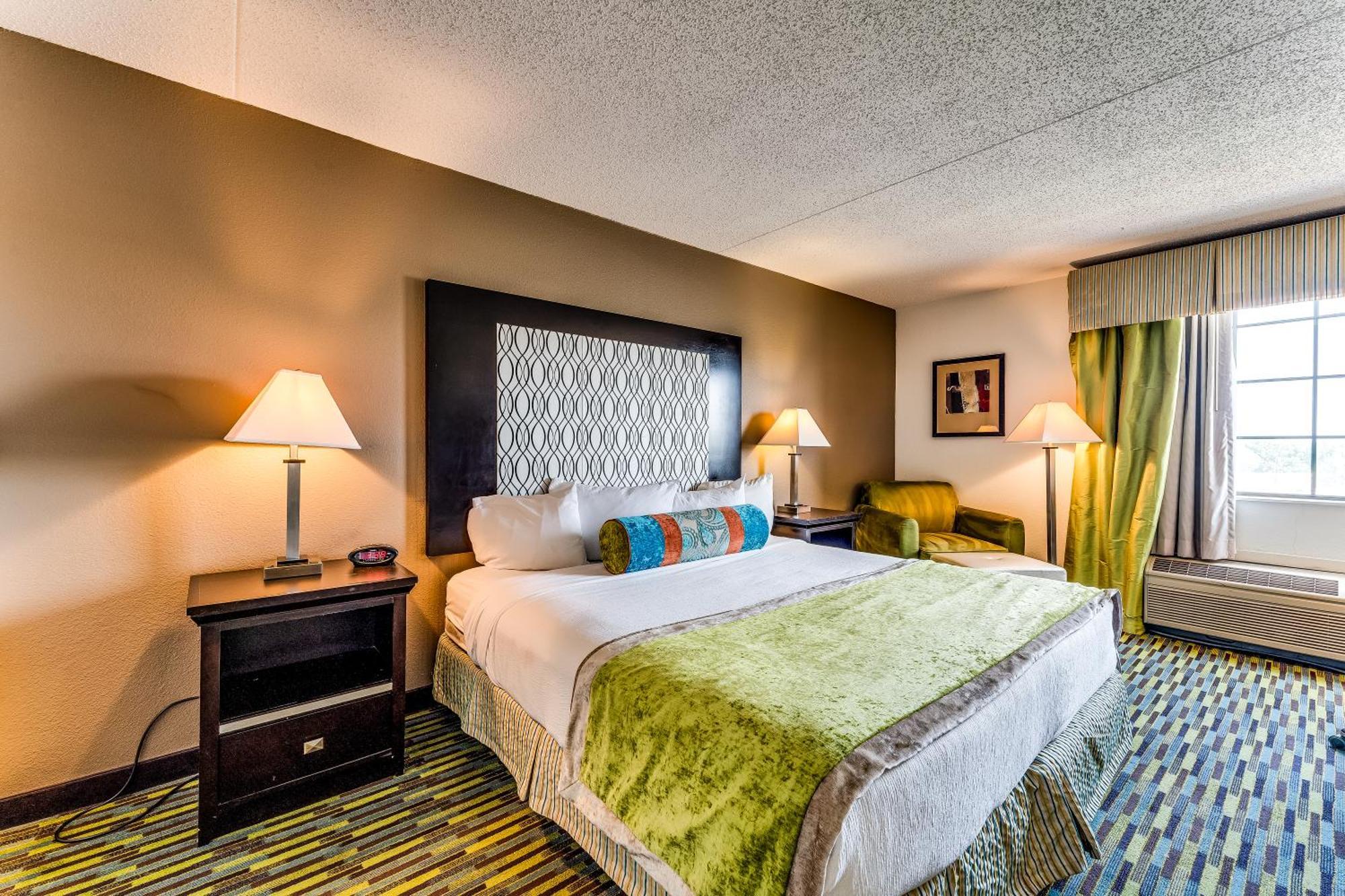 Wyndham Garden Wichita Downtown Hotel Екстериор снимка