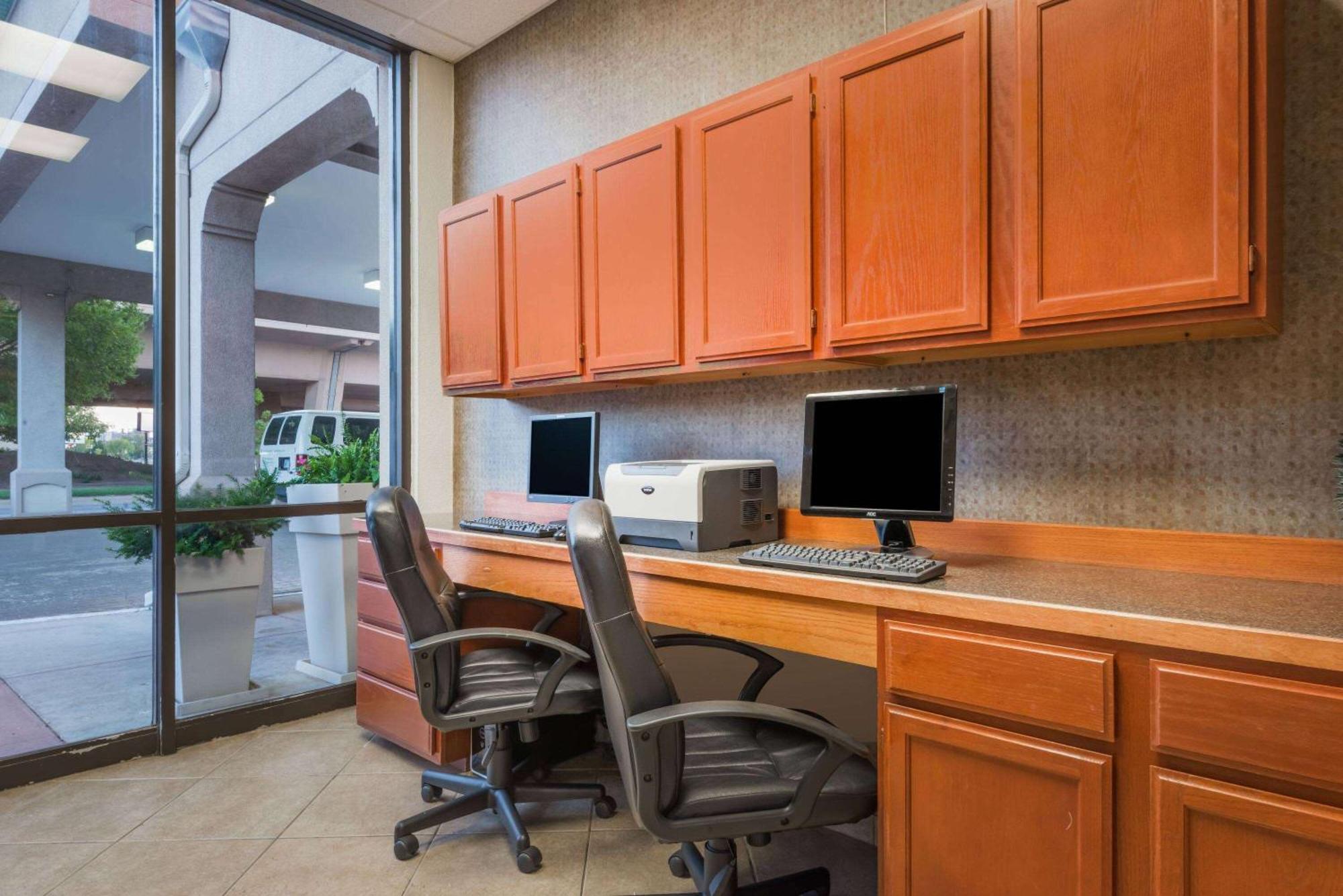 Wyndham Garden Wichita Downtown Hotel Екстериор снимка