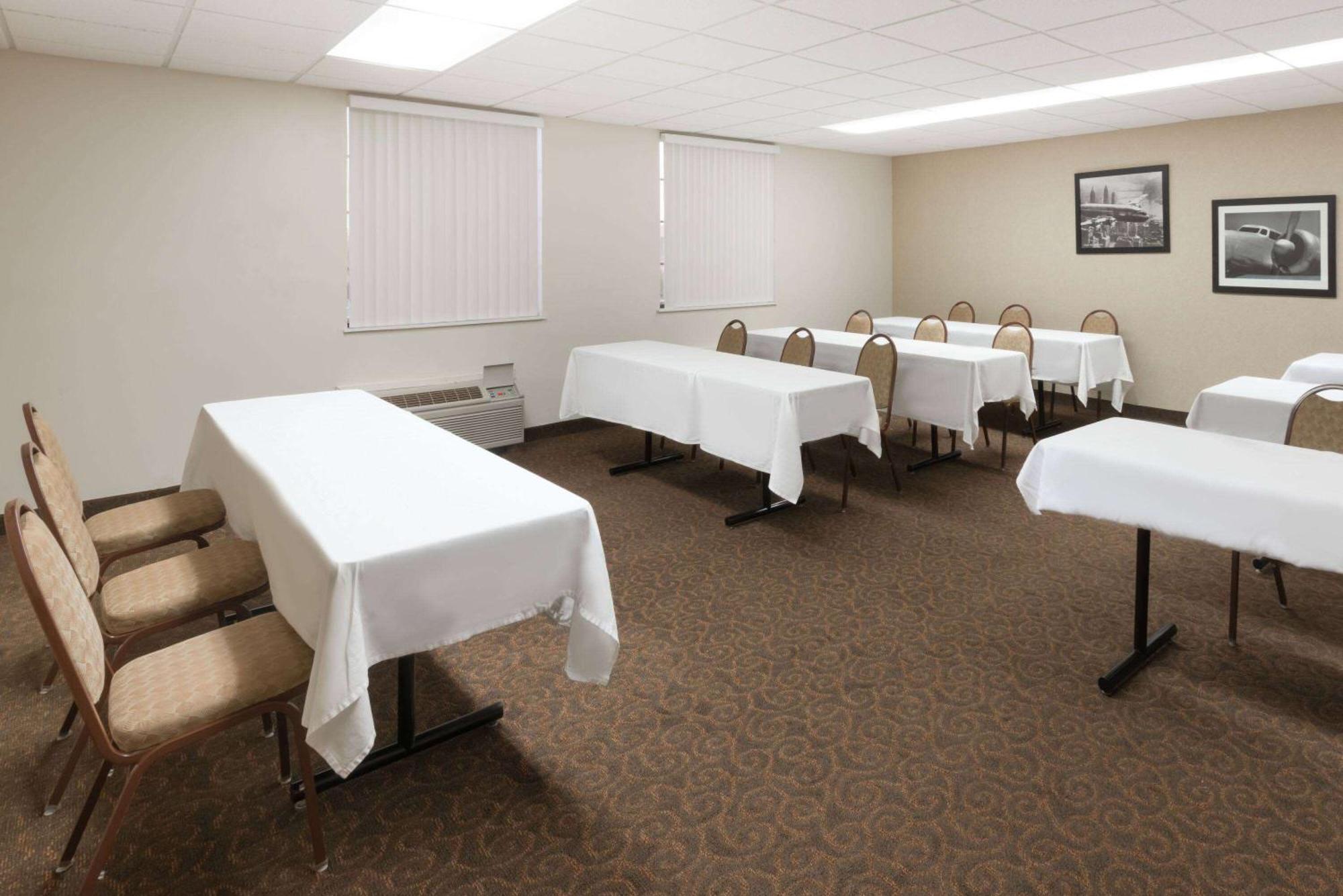 Wyndham Garden Wichita Downtown Hotel Екстериор снимка