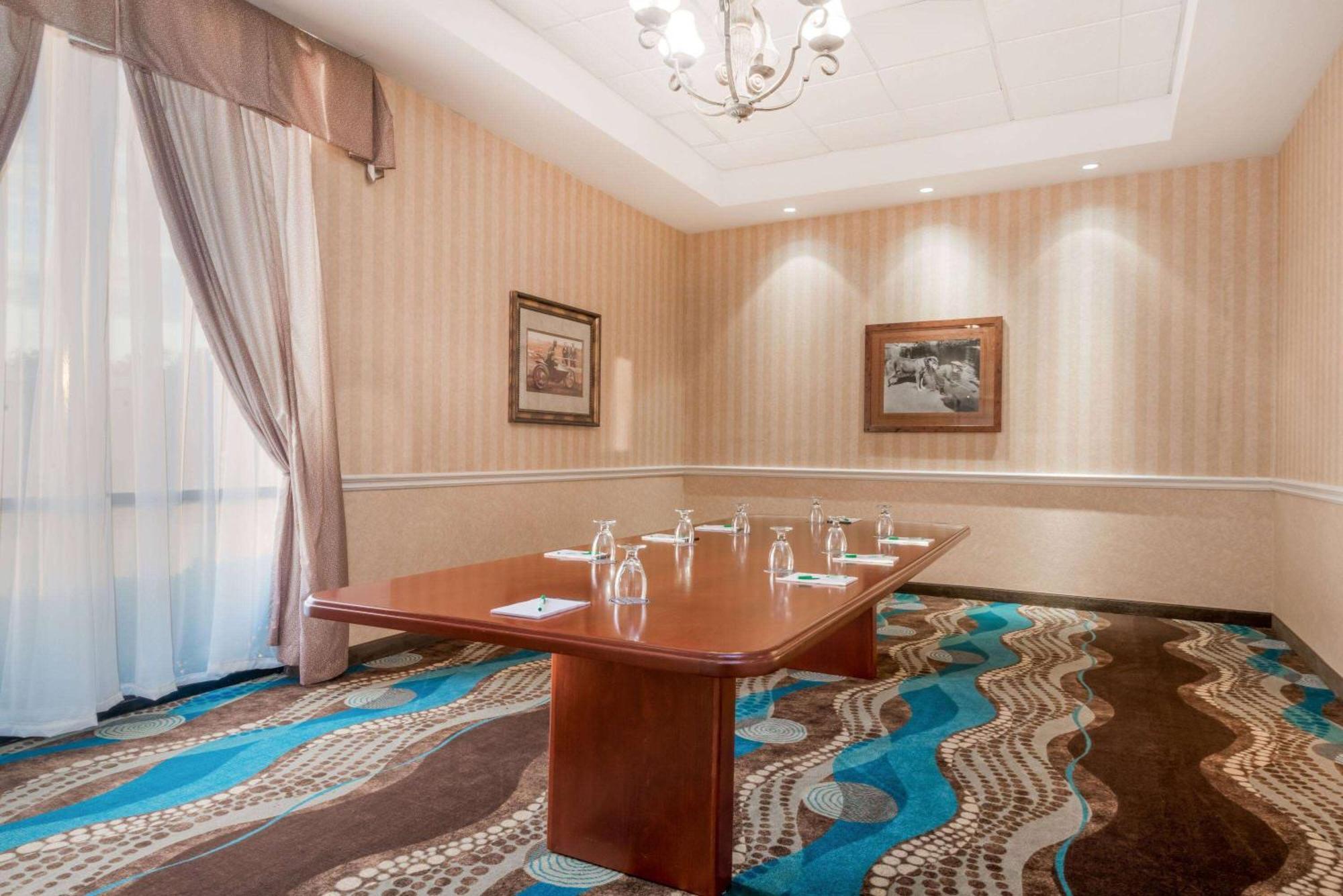 Wyndham Garden Wichita Downtown Hotel Екстериор снимка
