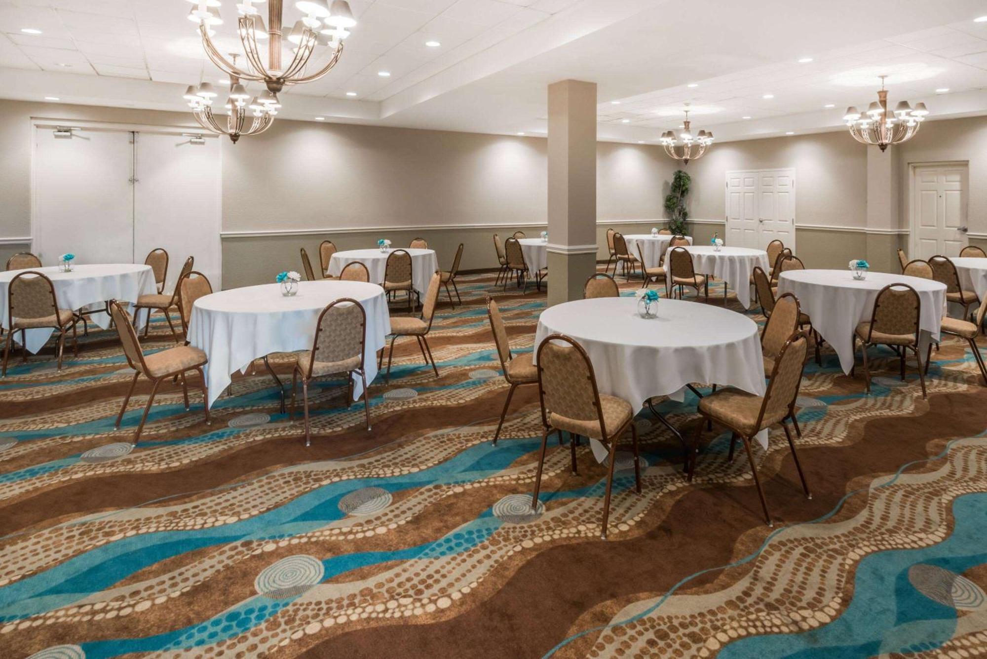 Wyndham Garden Wichita Downtown Hotel Екстериор снимка