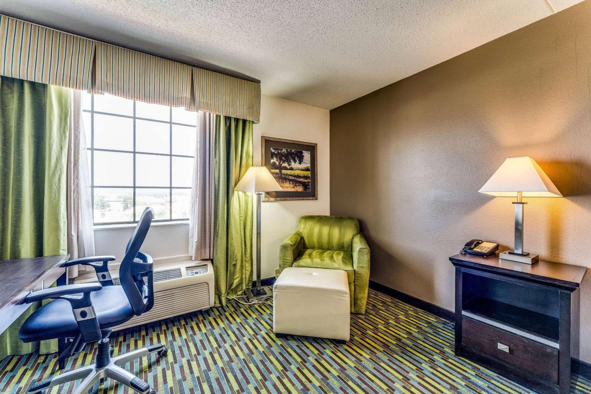 Wyndham Garden Wichita Downtown Hotel Екстериор снимка