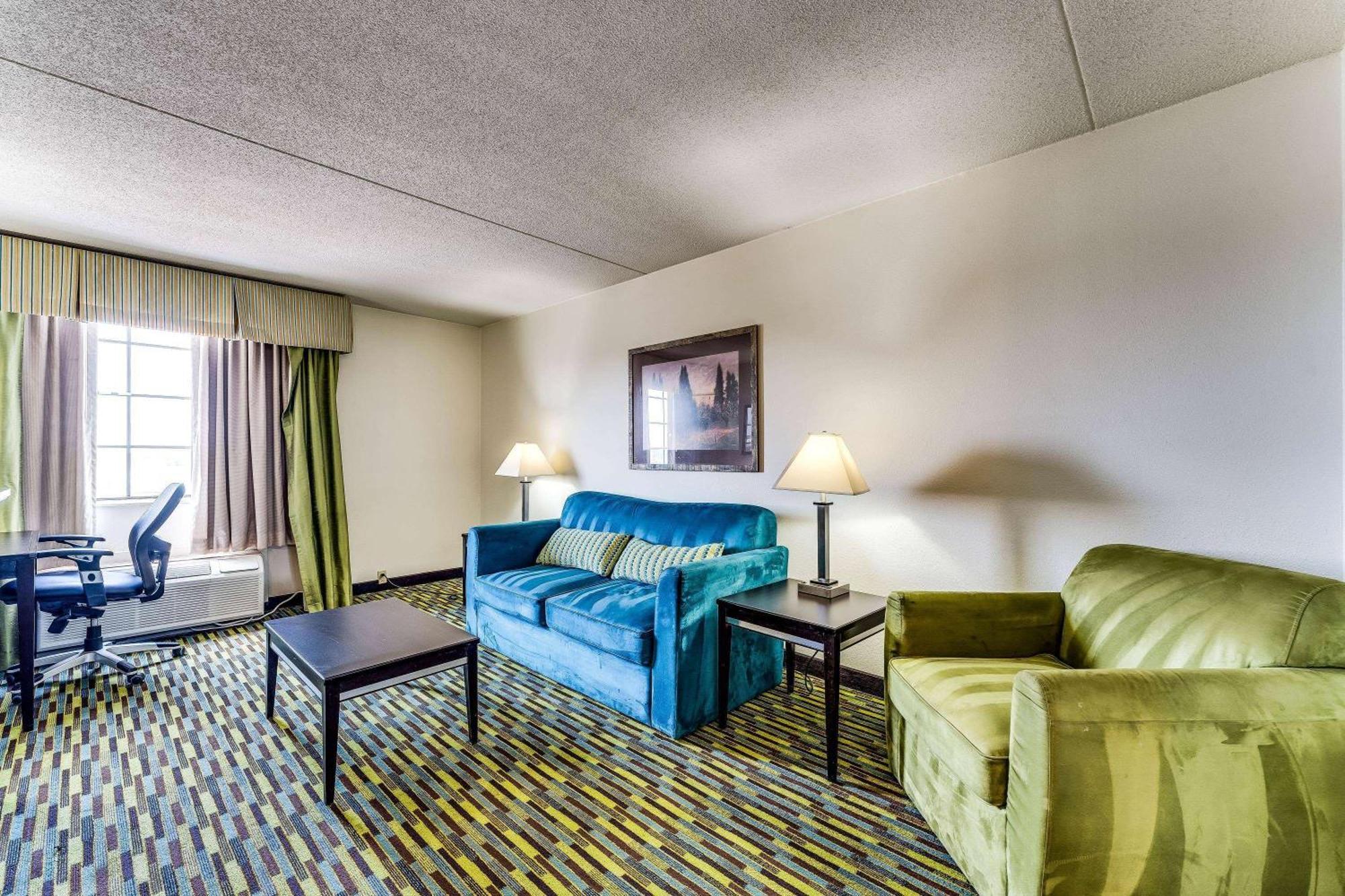 Wyndham Garden Wichita Downtown Hotel Екстериор снимка