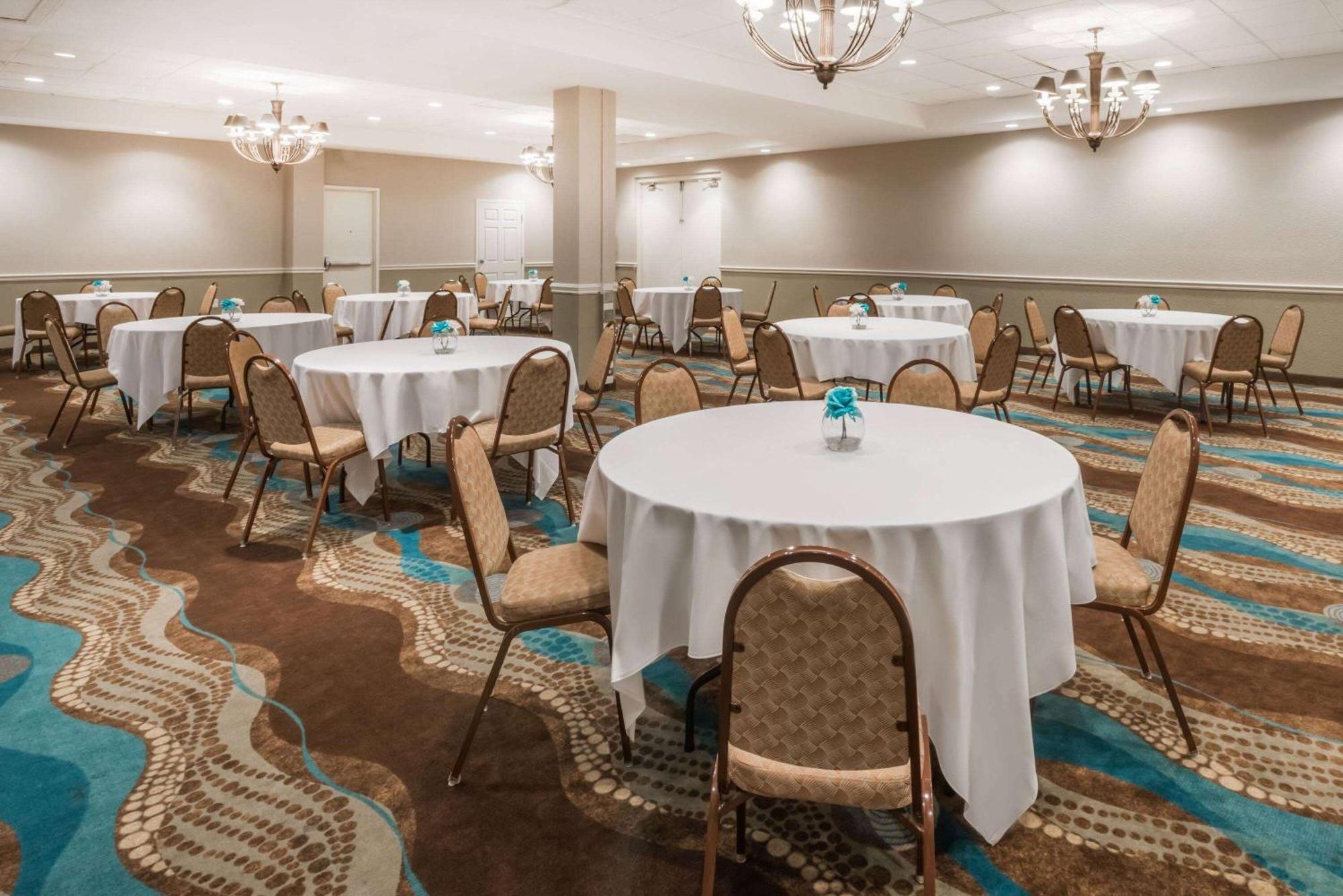 Wyndham Garden Wichita Downtown Hotel Екстериор снимка