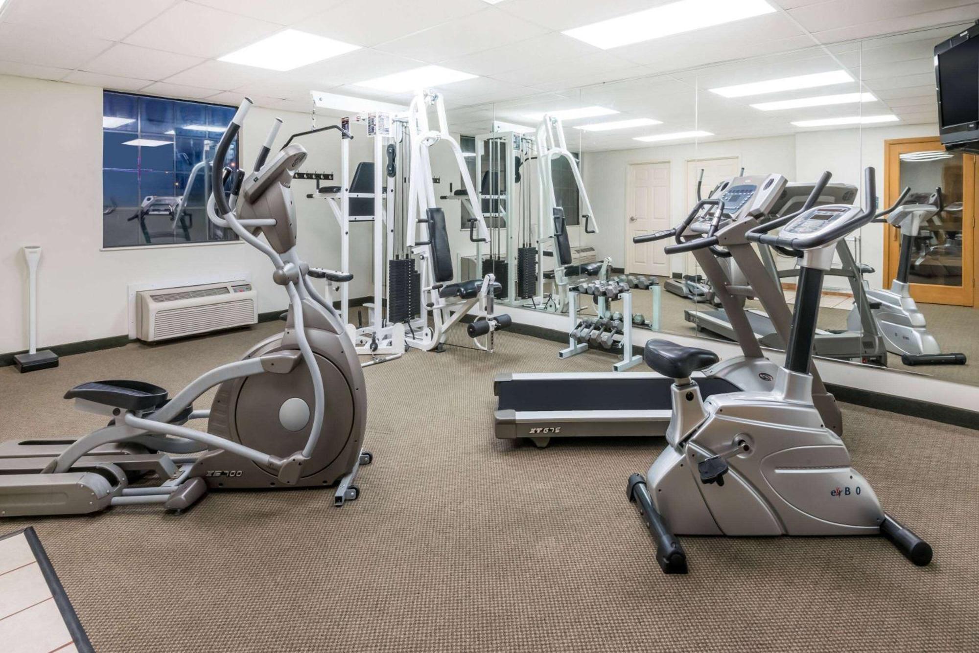 Wyndham Garden Wichita Downtown Hotel Екстериор снимка
