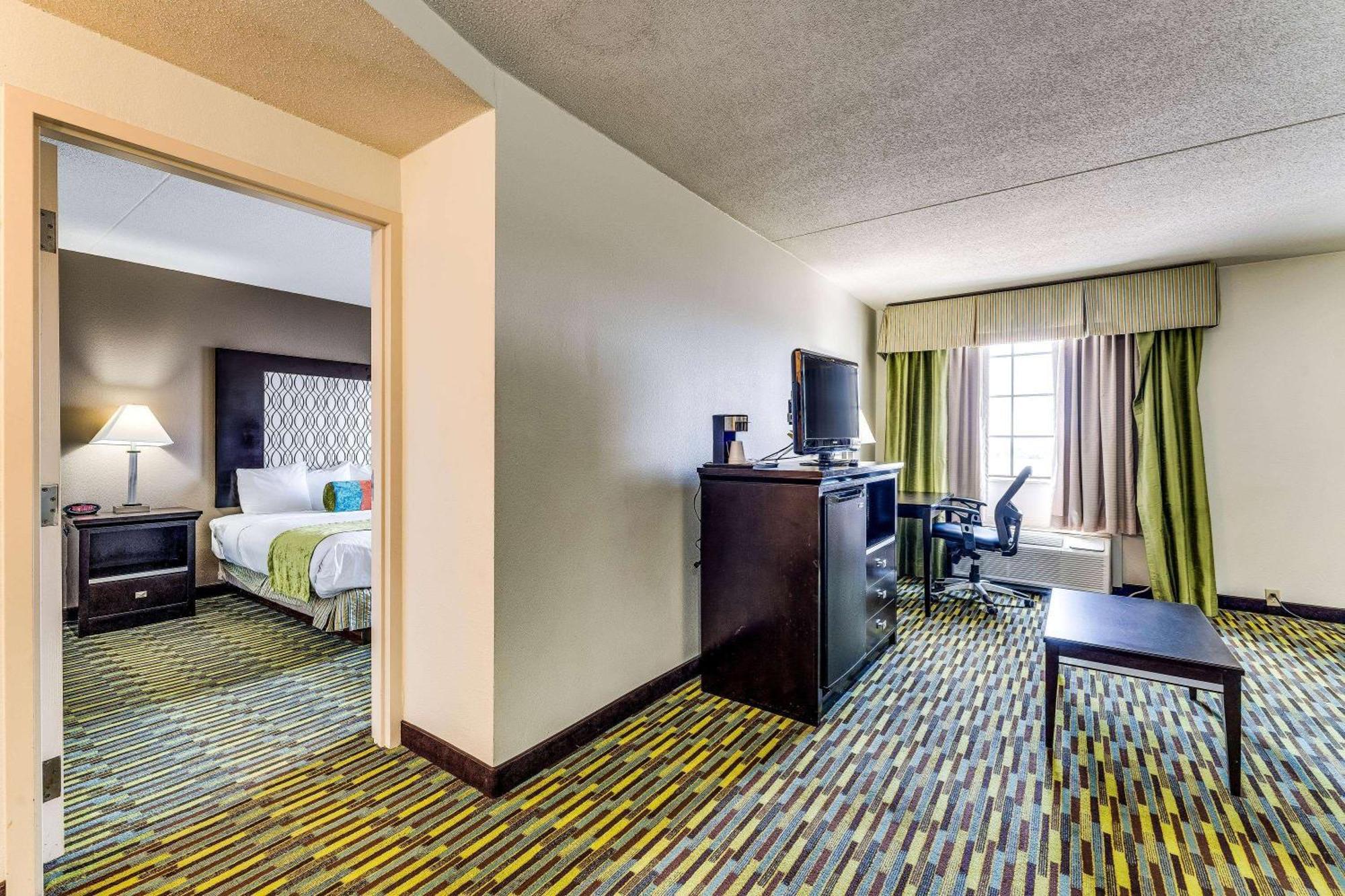 Wyndham Garden Wichita Downtown Hotel Екстериор снимка