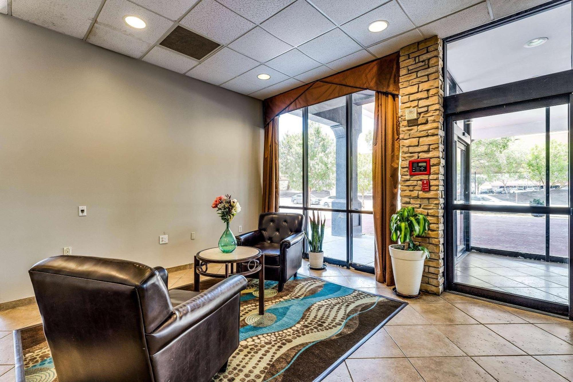 Wyndham Garden Wichita Downtown Hotel Екстериор снимка