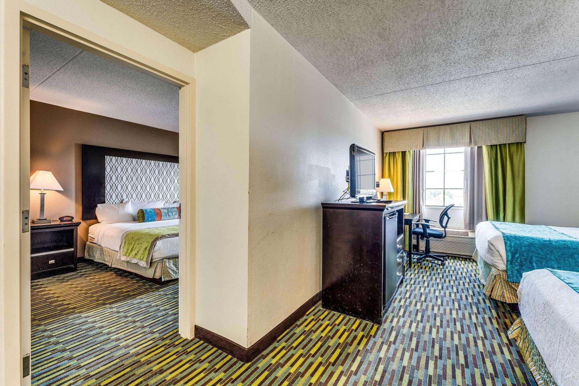 Wyndham Garden Wichita Downtown Hotel Екстериор снимка