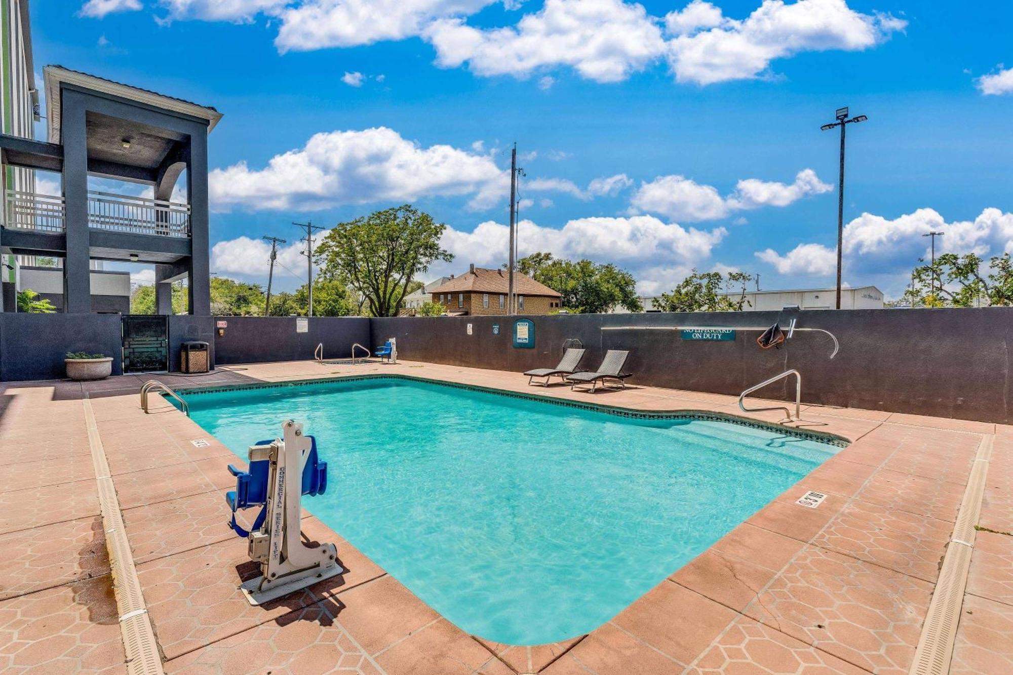 Wyndham Garden Wichita Downtown Hotel Екстериор снимка