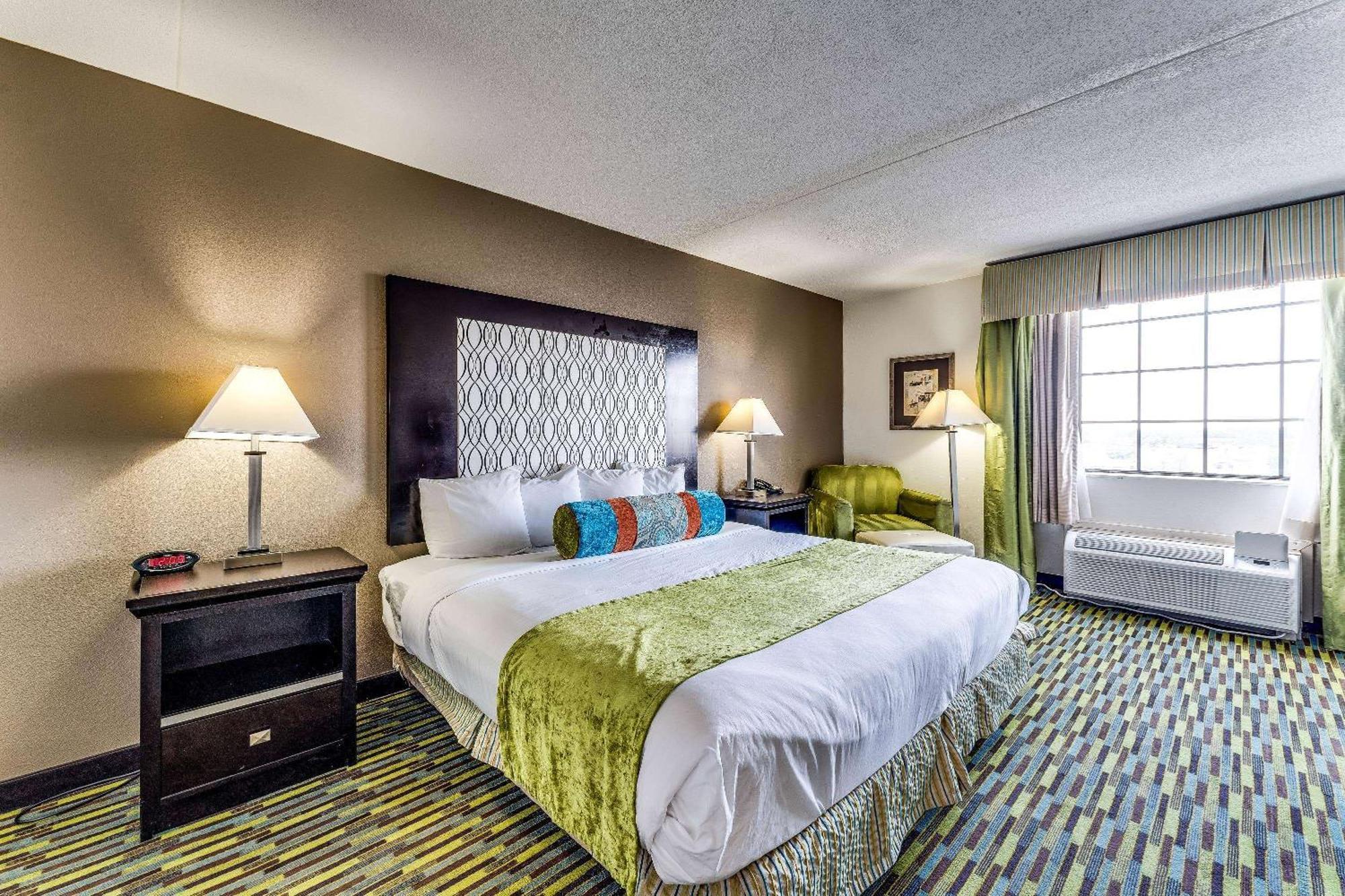Wyndham Garden Wichita Downtown Hotel Екстериор снимка