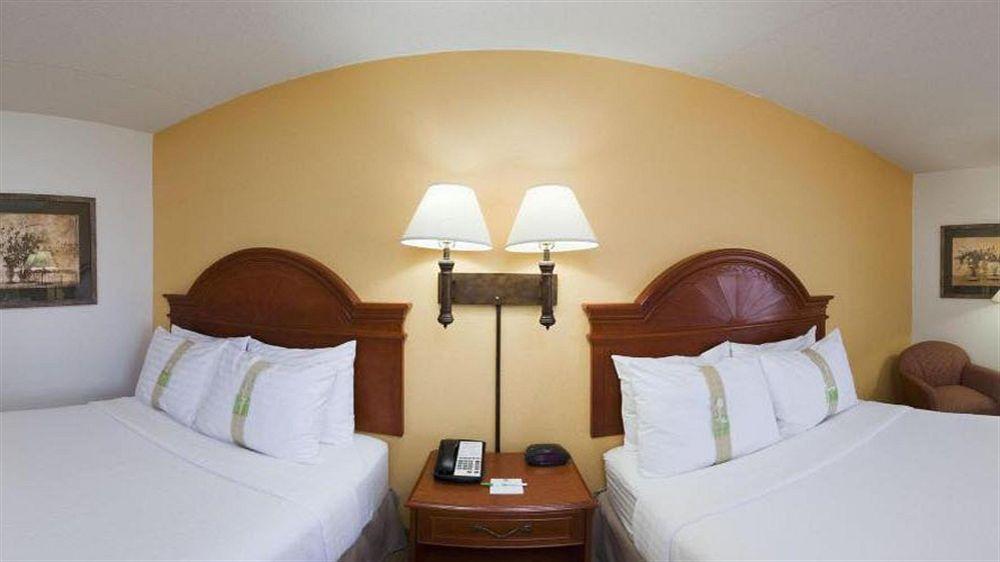 Wyndham Garden Wichita Downtown Hotel Екстериор снимка