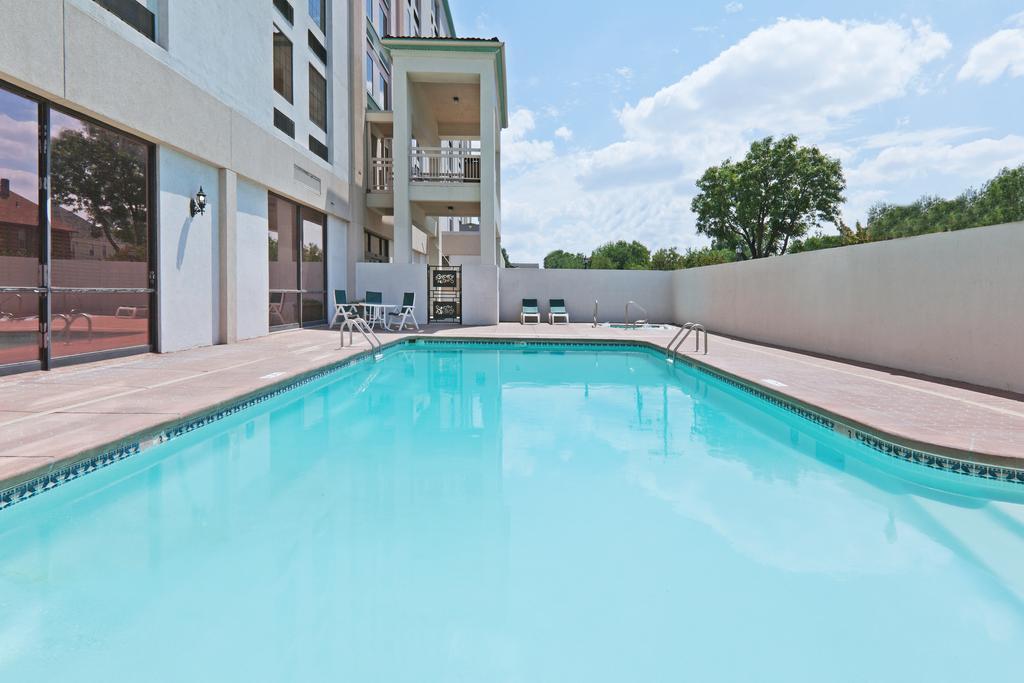 Wyndham Garden Wichita Downtown Hotel Екстериор снимка