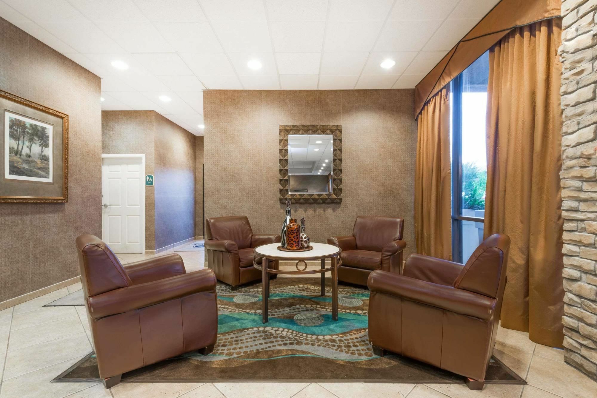 Wyndham Garden Wichita Downtown Hotel Екстериор снимка