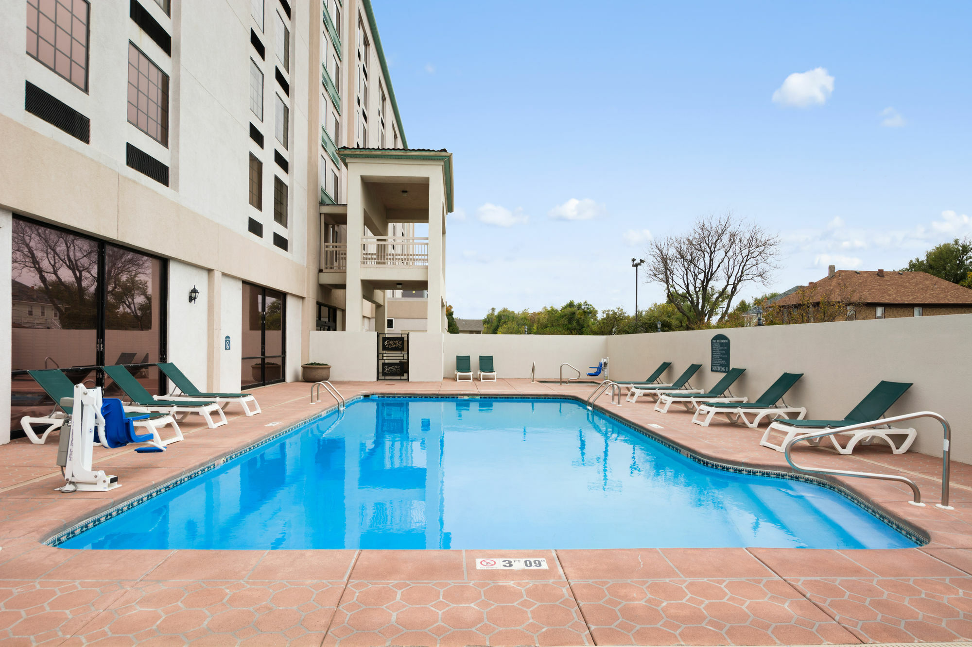 Wyndham Garden Wichita Downtown Hotel Екстериор снимка