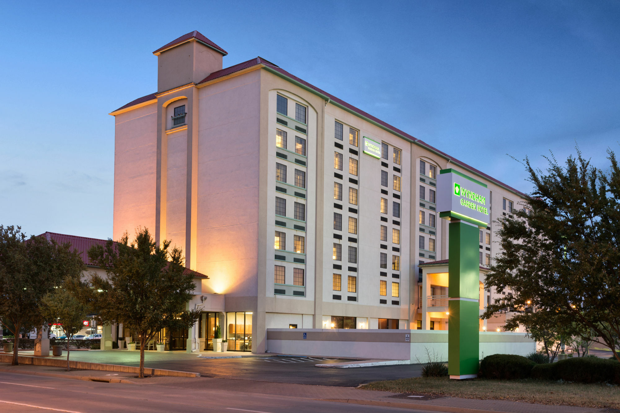 Wyndham Garden Wichita Downtown Hotel Екстериор снимка