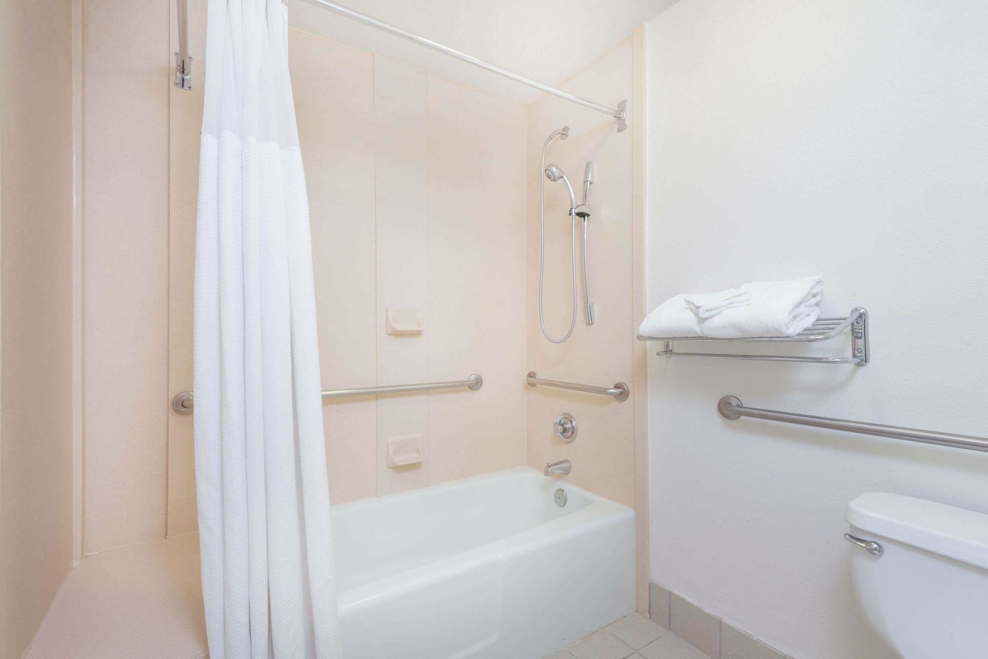 Wyndham Garden Wichita Downtown Hotel Екстериор снимка