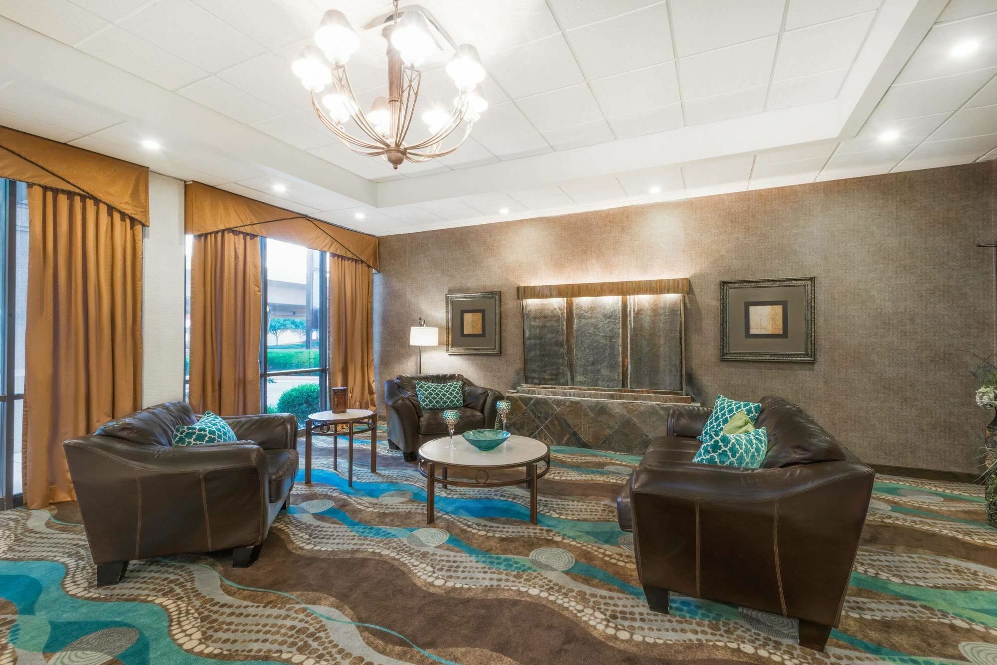 Wyndham Garden Wichita Downtown Hotel Екстериор снимка